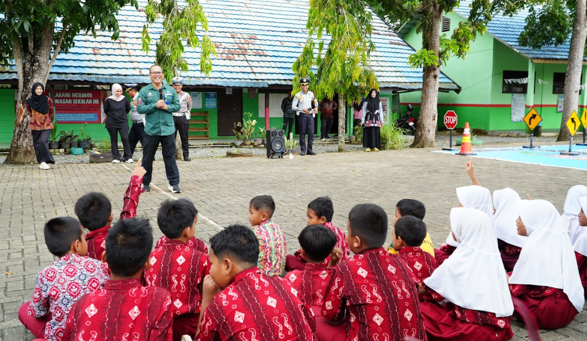 Tertib Lalu Lintas Sejak Dini, Siswa SDN 2 Kunyit Antusias Ikuti Program SALUD