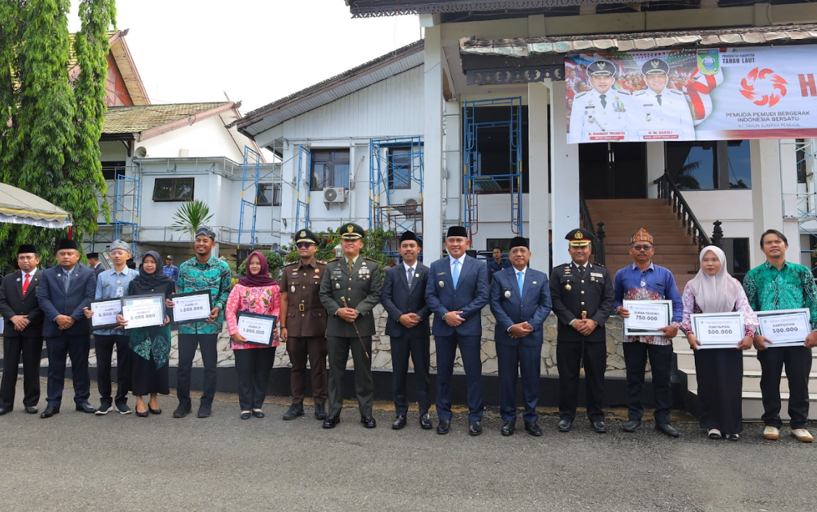 Bupati dan WAkil Bupati Serahkan Piagam Penghargaan Kompetisi KIM TALA 2025
