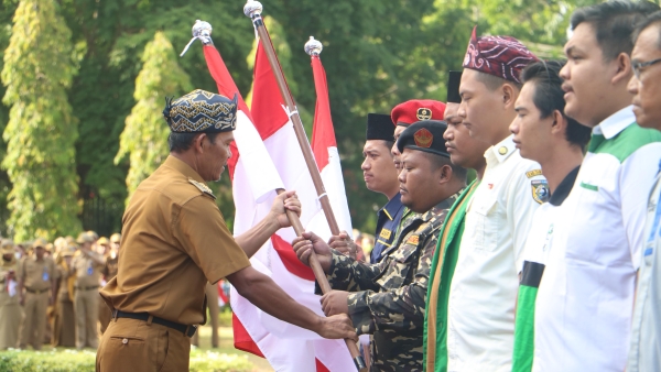 Semarakkan Semangat Kebangsaan, Pemkab Tala Bagi-Bagi Bendera Merah Putih