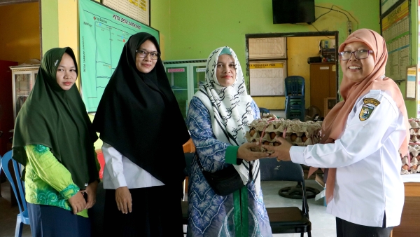 DP2KBP3A Tala Serahkan Program Telur Berkah Atasi Stunting