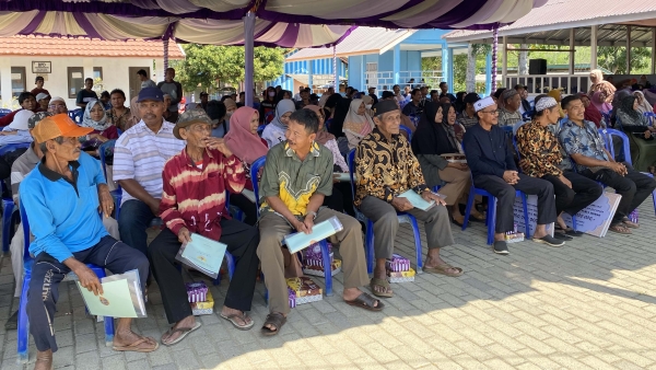 Masyarakat Antusias Terima Sertifikat Tanah Program PTSL