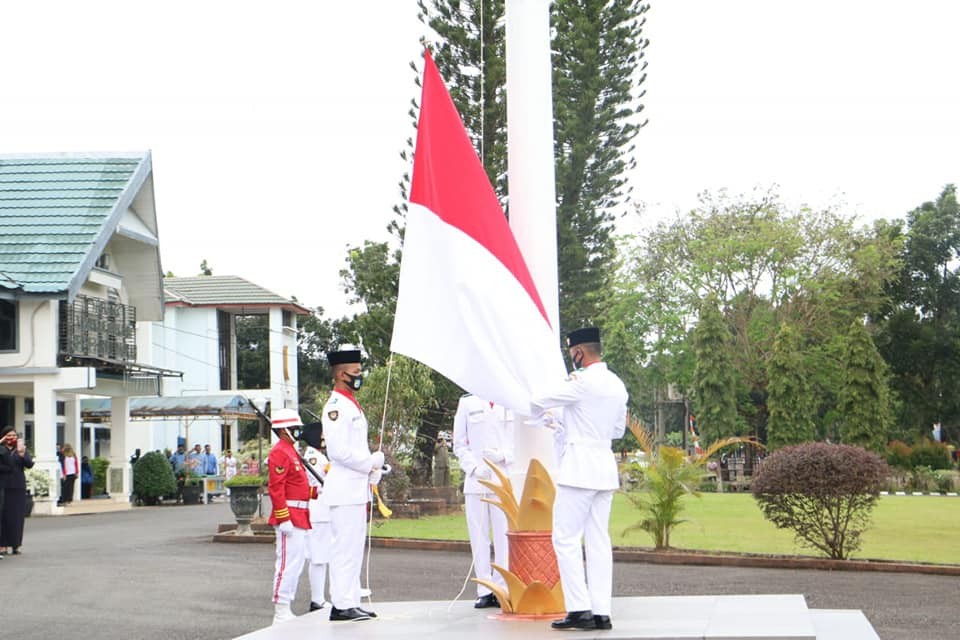 UPACARA PENURUNAN BENDERA PERINGATAN HUT KE-75 RI DI KABUPATEN TANAH LAUT