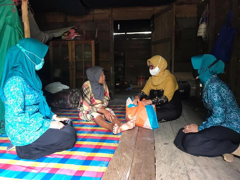 GILIRAN RIAM ADUNGAN DAN SALAMAN TERIMA BANTUAN SEMBAKO