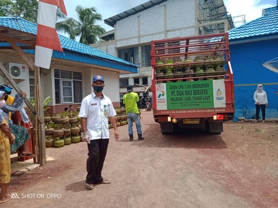 MASYARAKAT KECAMATAN TAKISUNG SAMBUT OPERASI GAS DI TENGAH HUJAN