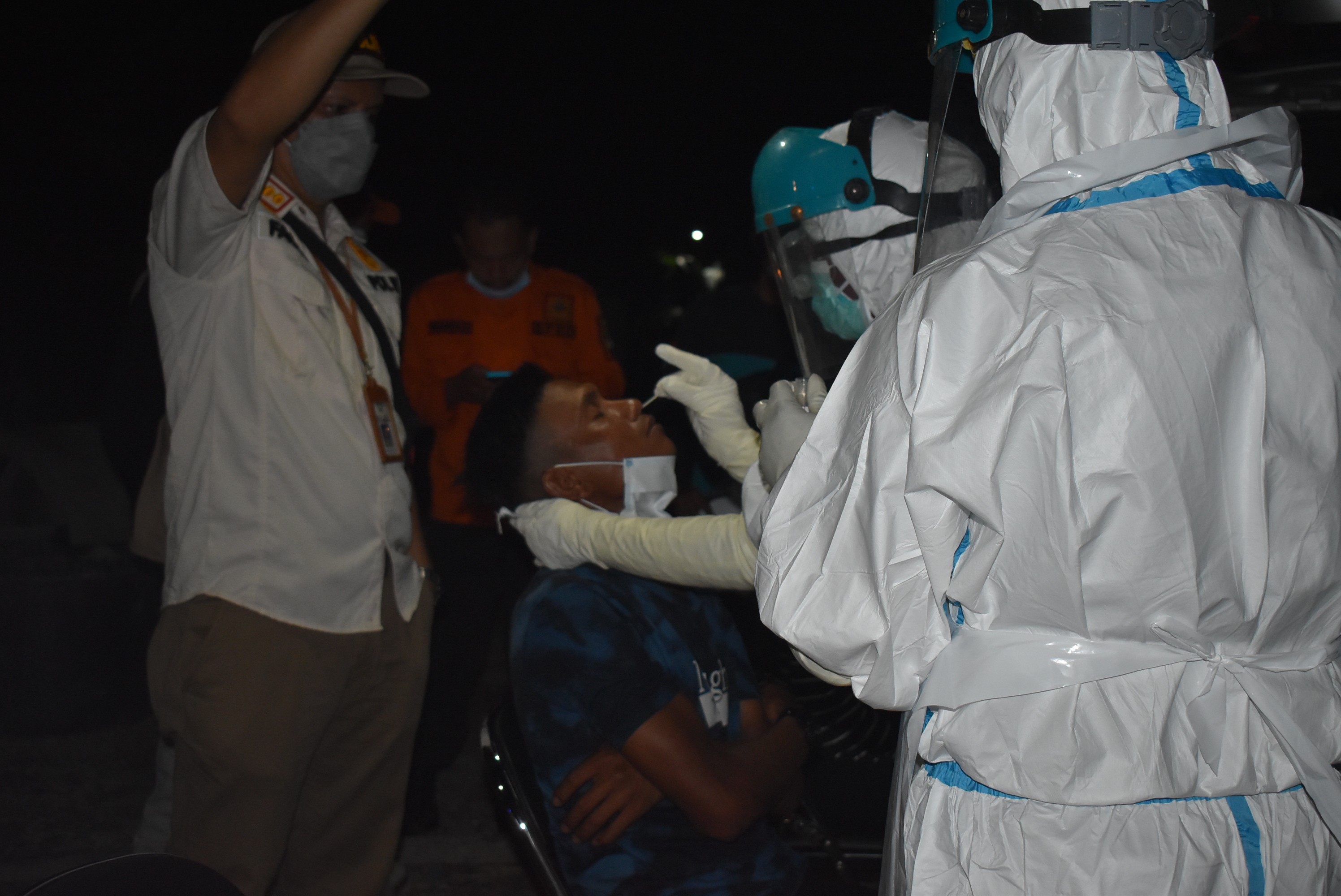 PEMKAB TALA HADIAHKAN SWAB TEST PCR BAGI PELANGGAR PROKES DI WARUNG-WARUNG