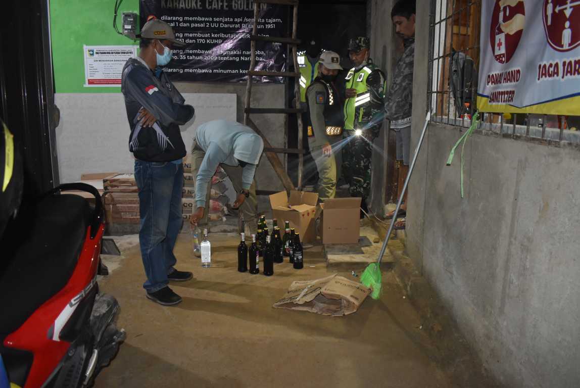 TAK TAAT JAM OPERASIONAL SAAT PPKM, TEMPAT KARAOKE JUSTRU KEDAPATAN TIM SATGAS PENANGANAN COVID-19 T