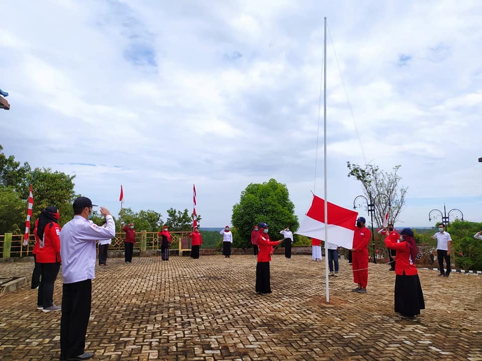 PUNCAK GUNUNG KAYANGAN JADI SAKSI PMI TANAH LAUT KIBARKAN BENDERA MERAH PUTIH