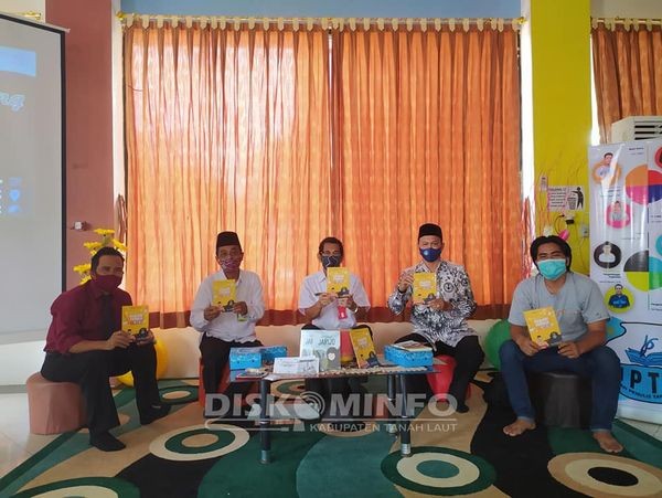DISPUSIP TALA GELAR BEDAH BUKU KARYA PENULIS TANAH LAUT